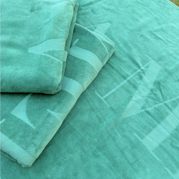 La Mer 🪸Exclusive Emerald Logo Beach Towel - Picture 1 of 2